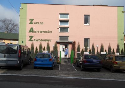 Fotografia przedstawia wejscie do budynku ZAZ Stoczek Łukowski