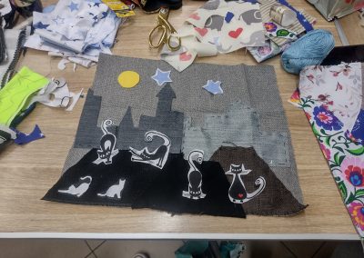 Sztuka dziecięca powstała podczas spotkań aktywizujących przeprowadzonych w warsztacie terapii zawodowej przedstawiająca obraz kotów nocą