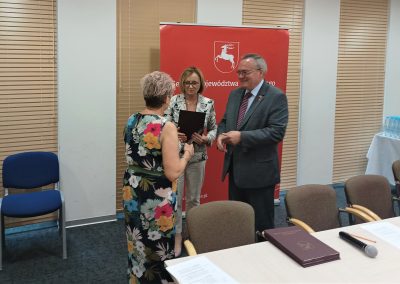Wicemarszałek Województwa Lubelskiego wraz z PaniąDyrektor ROPS-u w Lublinie wręcza podziekowania członkom Rady