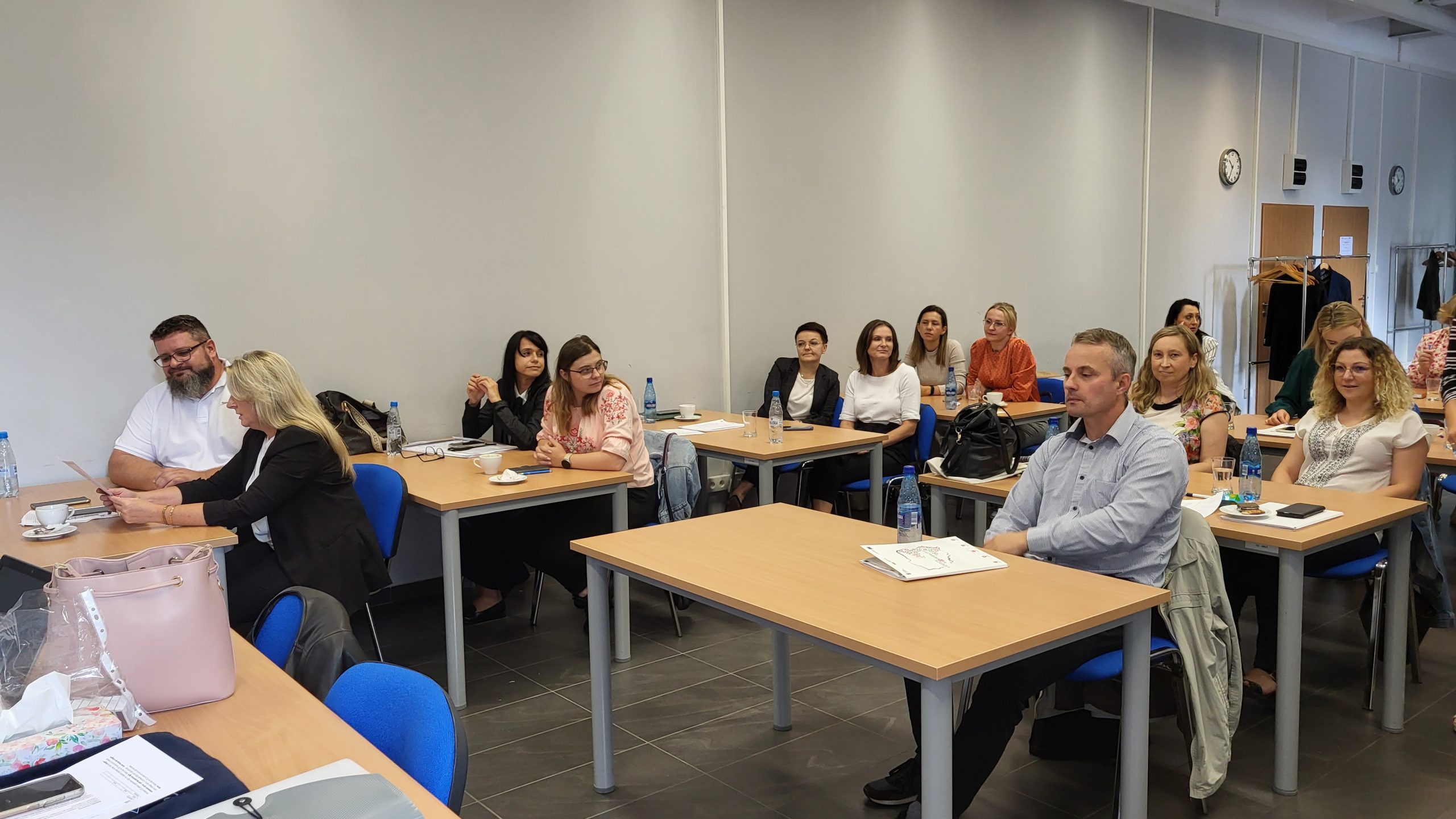 Dnia 25 wrzenia 2013r. Regionalny Ośrodek Polityki Społecznej w Lublinie zakończył cykl szkoleń kompetencyjnych dotyczących CUS w ramach projektu "Liderzy kooperacji". Wręczyliśmy 30 zaświadczeń kierownikom i pracownikom ośrodków pomocy społecznej oraz instytucji integracji i pomocy społecznej. Gratulujemy uzyskanych kwalifikacji i życzymy sukcesów w dalszej karierze zawodowej. ‼💐