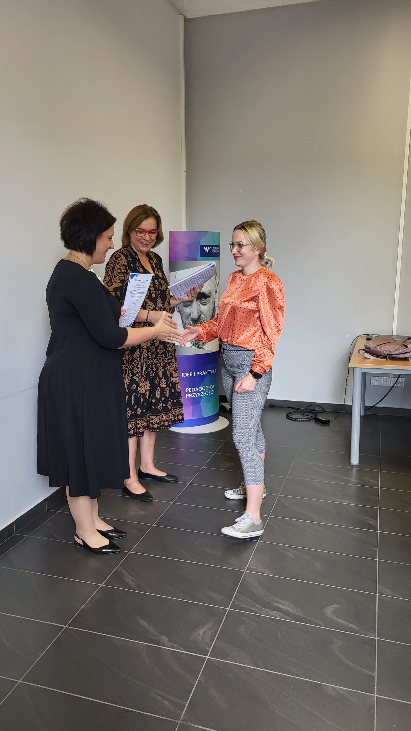 Dnia 25 wrzenia 2013r. Regionalny Ośrodek Polityki Społecznej w Lublinie zakończył cykl szkoleń kompetencyjnych dotyczących CUS w ramach projektu "Liderzy kooperacji". Wręczyliśmy 30 zaświadczeń kierownikom i pracownikom ośrodków pomocy społecznej oraz instytucji integracji i pomocy społecznej. Gratulujemy uzyskanych kwalifikacji i życzymy sukcesów w dalszej karierze zawodowej. ‼💐