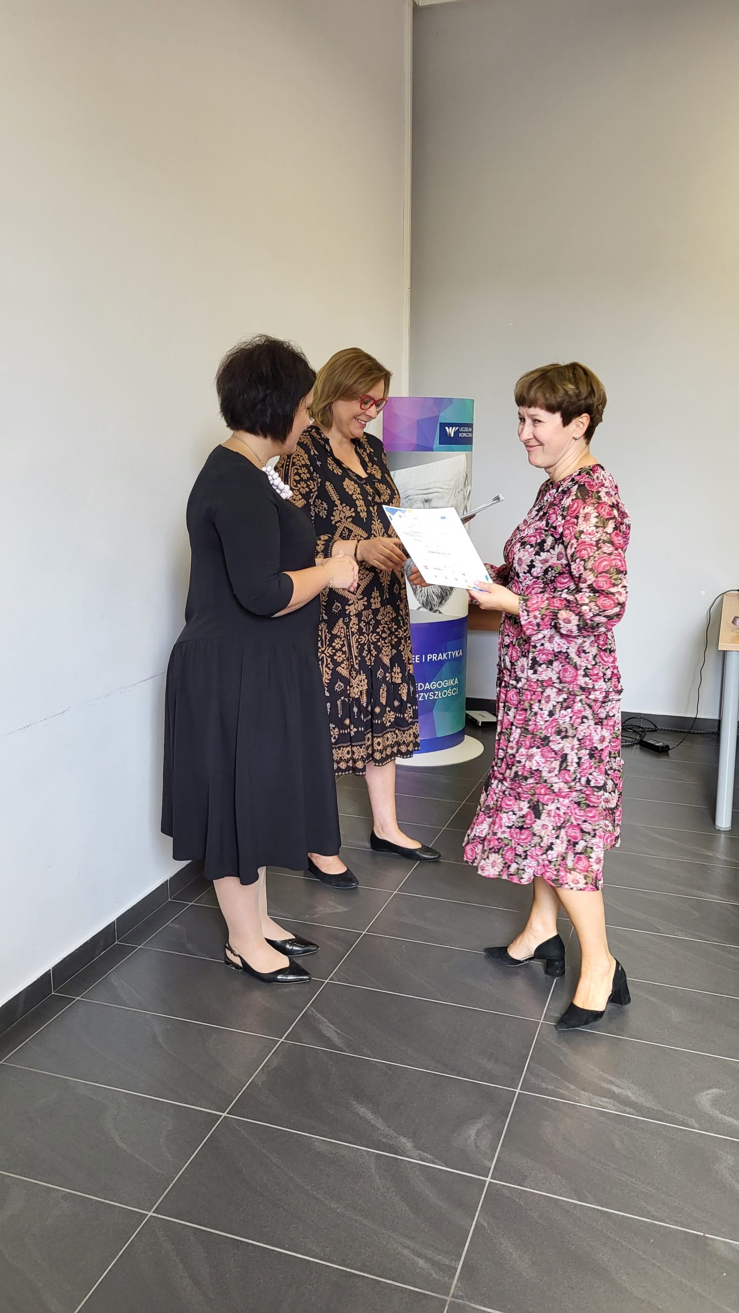 Dnia 25 wrzenia 2013r. Regionalny Ośrodek Polityki Społecznej w Lublinie zakończył cykl szkoleń kompetencyjnych dotyczących CUS w ramach projektu "Liderzy kooperacji". Wręczyliśmy 30 zaświadczeń kierownikom i pracownikom ośrodków pomocy społecznej oraz instytucji integracji i pomocy społecznej. Gratulujemy uzyskanych kwalifikacji i życzymy sukcesów w dalszej karierze zawodowej. ‼💐