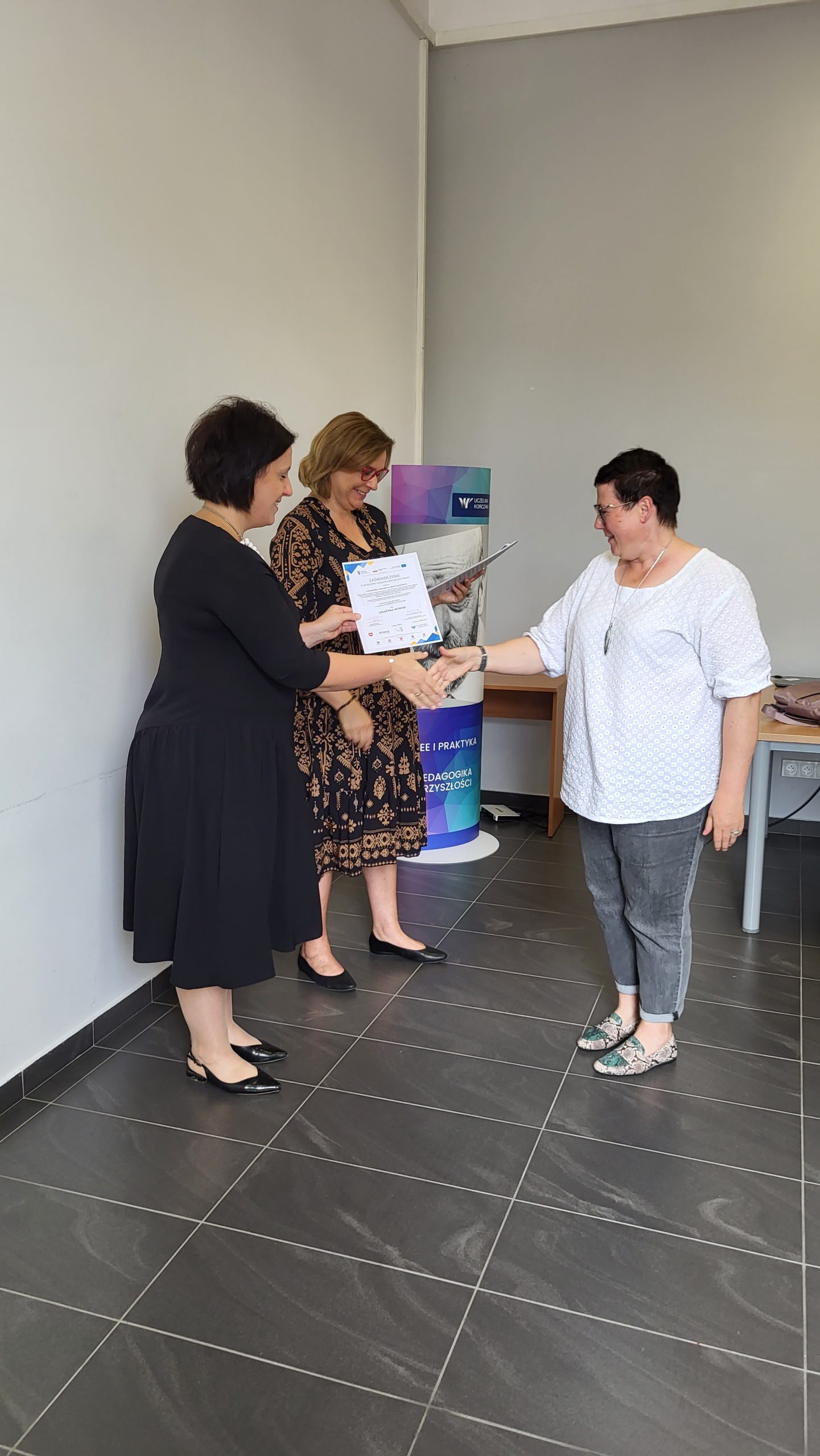 Dnia 25 wrzenia 2013r. Regionalny Ośrodek Polityki Społecznej w Lublinie zakończył cykl szkoleń kompetencyjnych dotyczących CUS w ramach projektu "Liderzy kooperacji". Wręczyliśmy 30 zaświadczeń kierownikom i pracownikom ośrodków pomocy społecznej oraz instytucji integracji i pomocy społecznej. Gratulujemy uzyskanych kwalifikacji i życzymy sukcesów w dalszej karierze zawodowej. ‼💐