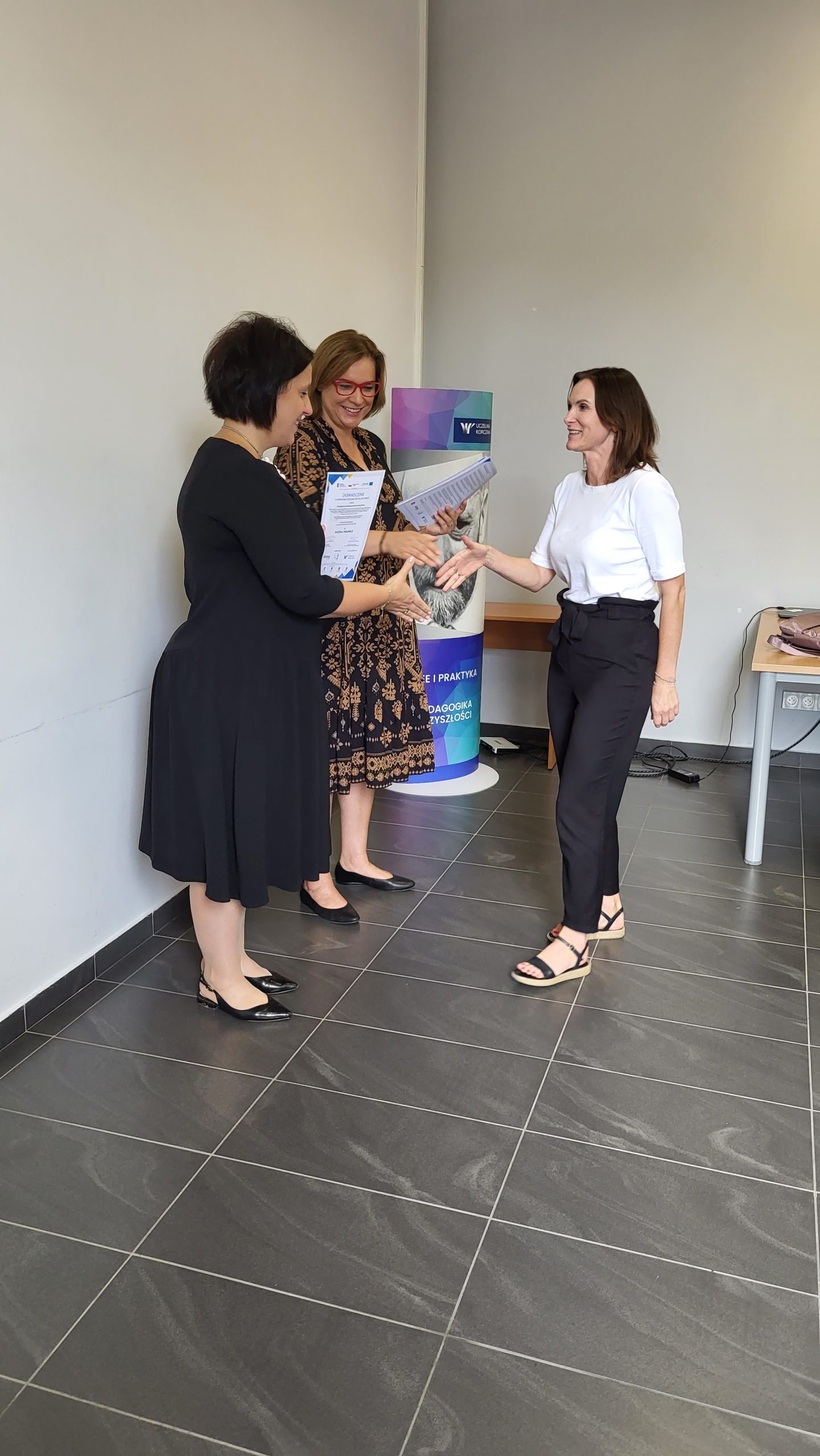 Dnia 25 wrzenia 2013r. Regionalny Ośrodek Polityki Społecznej w Lublinie zakończył cykl szkoleń kompetencyjnych dotyczących CUS w ramach projektu "Liderzy kooperacji". Wręczyliśmy 30 zaświadczeń kierownikom i pracownikom ośrodków pomocy społecznej oraz instytucji integracji i pomocy społecznej. Gratulujemy uzyskanych kwalifikacji i życzymy sukcesów w dalszej karierze zawodowej. ‼💐