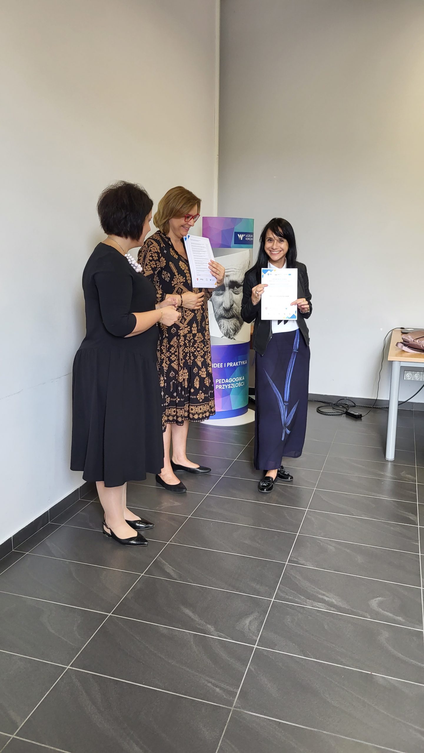 Dnia 25 wrzenia 2013r. Regionalny Ośrodek Polityki Społecznej w Lublinie zakończył cykl szkoleń kompetencyjnych dotyczących CUS w ramach projektu "Liderzy kooperacji". Wręczyliśmy 30 zaświadczeń kierownikom i pracownikom ośrodków pomocy społecznej oraz instytucji integracji i pomocy społecznej. Gratulujemy uzyskanych kwalifikacji i życzymy sukcesów w dalszej karierze zawodowej. ‼💐