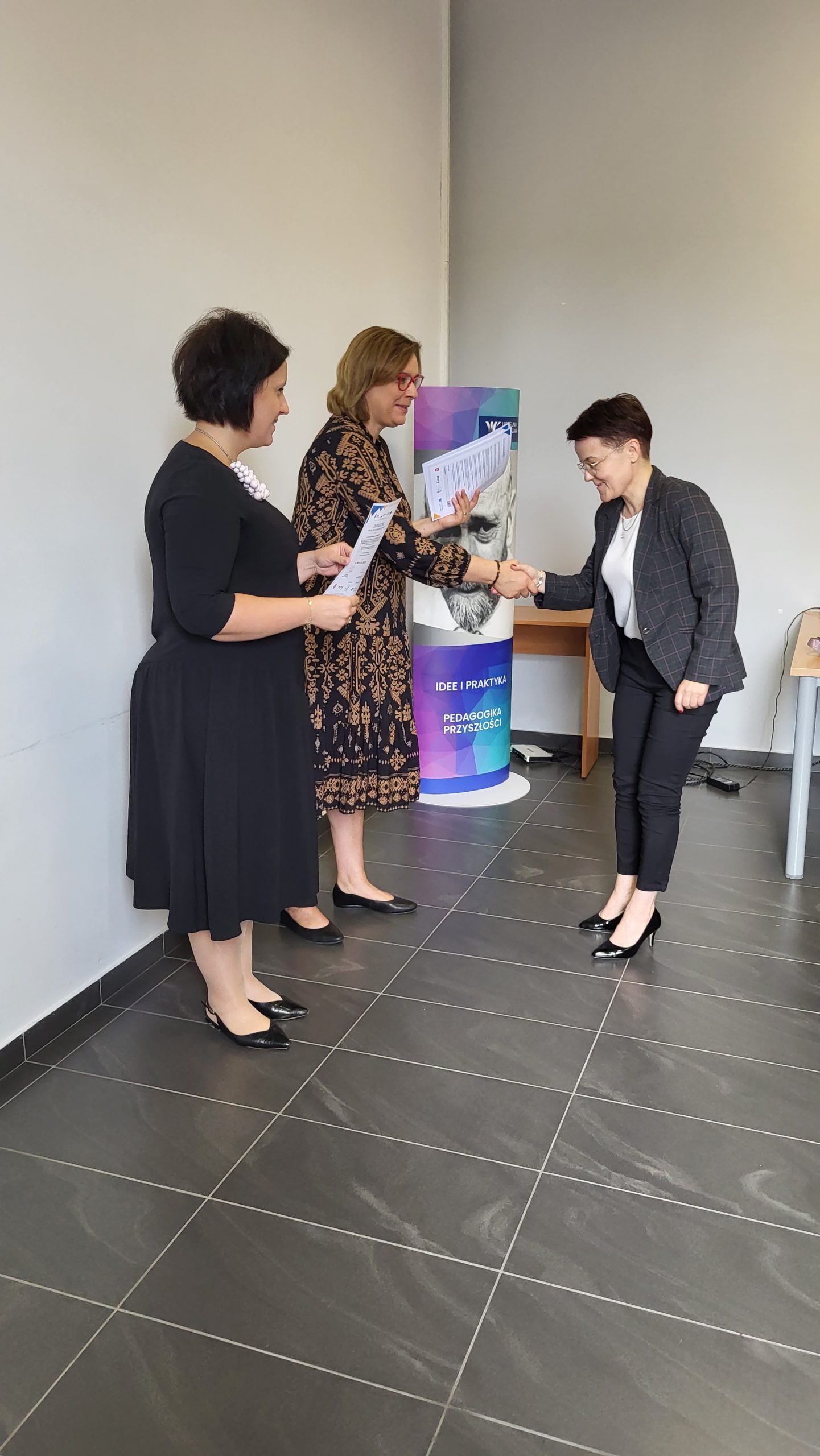 Dnia 25 wrzenia 2013r. Regionalny Ośrodek Polityki Społecznej w Lublinie zakończył cykl szkoleń kompetencyjnych dotyczących CUS w ramach projektu "Liderzy kooperacji". Wręczyliśmy 30 zaświadczeń kierownikom i pracownikom ośrodków pomocy społecznej oraz instytucji integracji i pomocy społecznej. Gratulujemy uzyskanych kwalifikacji i życzymy sukcesów w dalszej karierze zawodowej. ‼💐