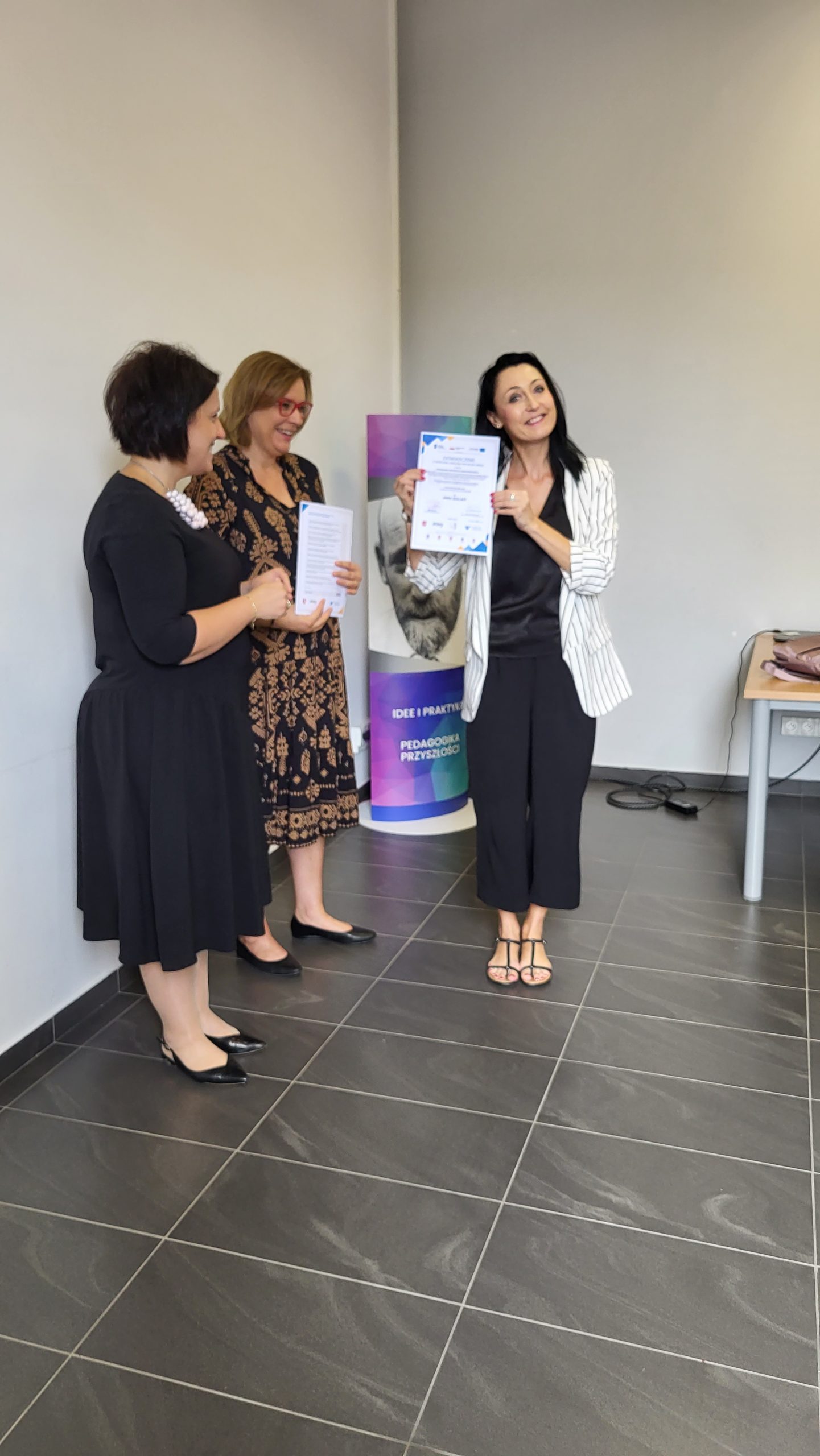 Dnia 25 wrzenia 2013r. Regionalny Ośrodek Polityki Społecznej w Lublinie zakończył cykl szkoleń kompetencyjnych dotyczących CUS w ramach projektu "Liderzy kooperacji". Wręczyliśmy 30 zaświadczeń kierownikom i pracownikom ośrodków pomocy społecznej oraz instytucji integracji i pomocy społecznej. Gratulujemy uzyskanych kwalifikacji i życzymy sukcesów w dalszej karierze zawodowej. ‼💐