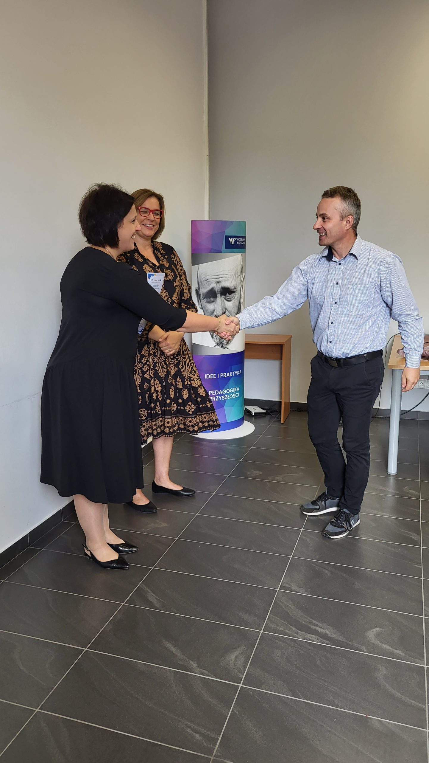 Dnia 25 wrzenia 2013r. Regionalny Ośrodek Polityki Społecznej w Lublinie zakończył cykl szkoleń kompetencyjnych dotyczących CUS w ramach projektu "Liderzy kooperacji". Wręczyliśmy 30 zaświadczeń kierownikom i pracownikom ośrodków pomocy społecznej oraz instytucji integracji i pomocy społecznej. Gratulujemy uzyskanych kwalifikacji i życzymy sukcesów w dalszej karierze zawodowej. ‼💐