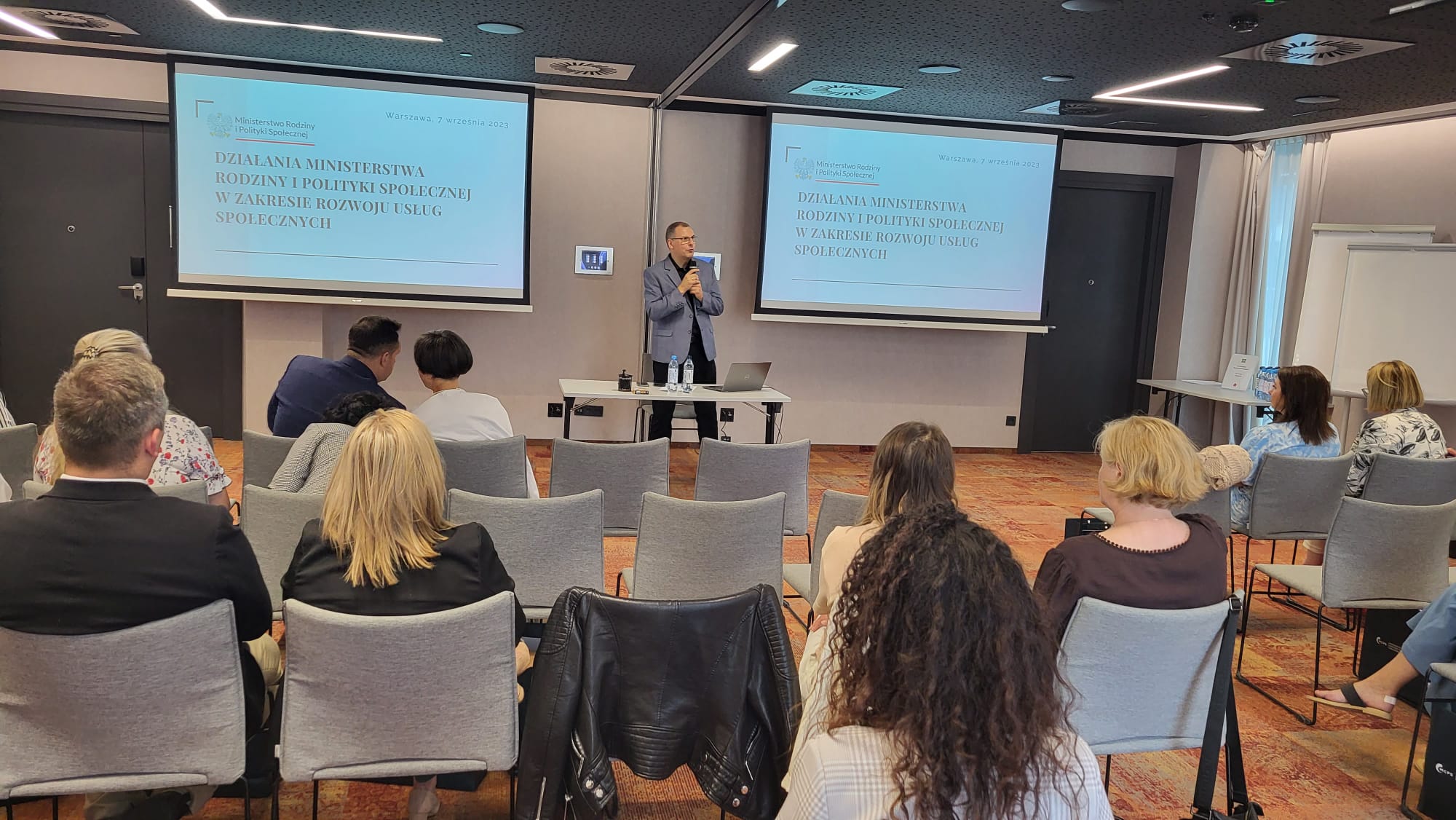 DWUDNIOWE SZKOLENIE WARSZTATOWE PODNOSZĄCE WIEDZĘ Z ZAKRESU PROCESU DEINSTYTUCJONALIZACJI I ROLI ROPS W JEGO WDRAŻANIU. 